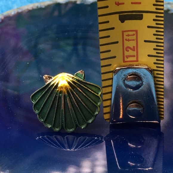 Clamshell Earrings ( Green ) - Picture 8 of 8